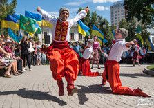 Урочисте відкриття пам'ятника гетьману Сагайдачному. За словами заступника міського голови Ігоря Терехова, в 2008 році цей пам'ятник був встановлений в Севастополі, але після анексії Криму місцева влада демонтувала монумент і хотіла його утилізувати. За ініціативою мера Харкова Геннадія Кернеса були проведені переговори, і пам'ятник передали в Харків.