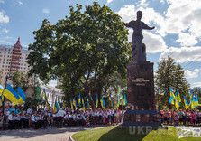 Урочисте відкриття пам'ятника гетьману Сагайдачному. За словами заступника міського голови Ігоря Терехова, в 2008 році цей пам'ятник був встановлений в Севастополі, але після анексії Криму місцева влада демонтувала монумент і хотіла його утилізувати. За ініціативою мера Харкова Геннадія Кернеса були проведені переговори, і пам'ятник передали в Харків.