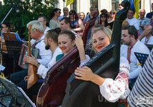 Урочисте відкриття пам'ятника гетьману Сагайдачному. За словами заступника міського голови Ігоря Терехова, в 2008 році цей пам'ятник був встановлений в Севастополі, але після анексії Криму місцева влада демонтувала монумент і хотіла його утилізувати. За ініціативою мера Харкова Геннадія Кернеса були проведені переговори, і пам'ятник передали в Харків.