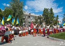Урочисте відкриття пам'ятника гетьману Сагайдачному. За словами заступника міського голови Ігоря Терехова, в 2008 році цей пам'ятник був встановлений в Севастополі, але після анексії Криму місцева влада демонтувала монумент і хотіла його утилізувати. За ініціативою мера Харкова Геннадія Кернеса були проведені переговори, і пам'ятник передали в Харків.