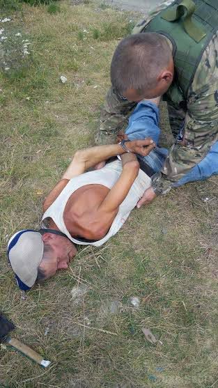 Бійці «Харків-1» затримали чоловіка з гранатою і ножами (ФОТО). Затримання відбувалося в районі блокпоста на Старому Салтові.
