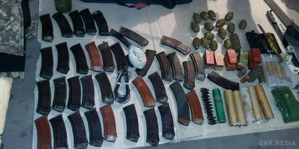 На Донеччині СБУ викрила величезний тайник із зброєю і боєприпасами у будинку  депутата. .На Донеччині  депутат ховав вдома 65 гранатометів