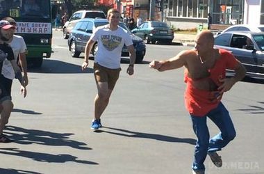У Харкові побили чоловіка з символікою СРСР (фото,відео). Інцидент стався під час святкування Дня міста та Прапора України
