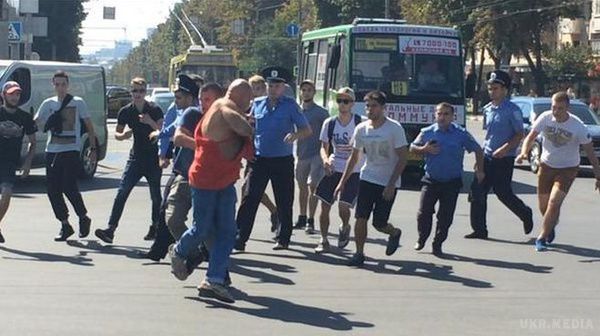 У Харкові побили чоловіка з символікою СРСР (фото,відео). Інцидент стався під час святкування Дня міста та Прапора України