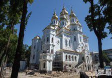 Відкриття і освячення храму Святих Дружин-Мироносиць. 23 серпня, на день міста, було урочисто відкрито та освячено верхній храм.
