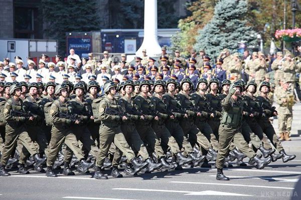  "Аж мурашки по шкірі від наших військових". Всі прагнули зайняти місце або у самої дороги, або десь вище. 