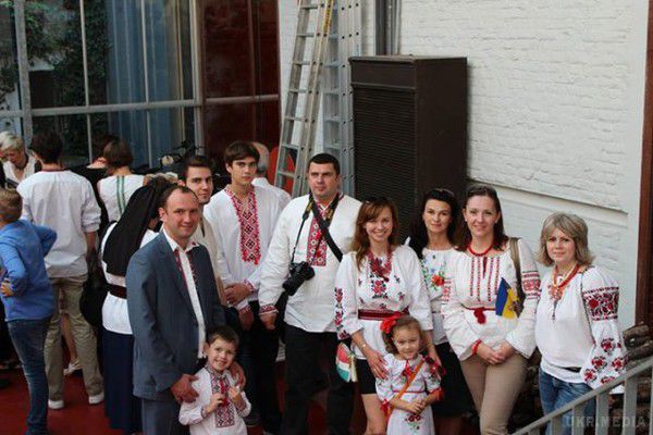 Несподівано: Мерія Брюсселя вдягнула “пісяючого хлопчика” в український костюм (фото).  Перевдягнули скульптуру з нагоди Дня Незалежності України. 