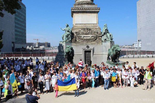 Несподівано: Мерія Брюсселя вдягнула “пісяючого хлопчика” в український костюм (фото).  Перевдягнули скульптуру з нагоди Дня Незалежності України. 