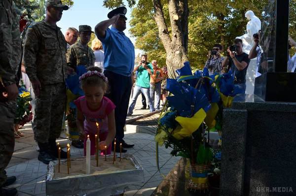 У Луганській області відкрили пам'ятник воїнам, загиблим за незалежність України. В урочистій церемонії відкриття пам'ятного знаку взяли участь керівники органів місцевої влади. 