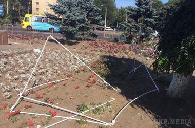 В Одесі розгромили намети Опозиційного блоку. На активістів, які збирали підписи за мир, напали люди в балаклавах