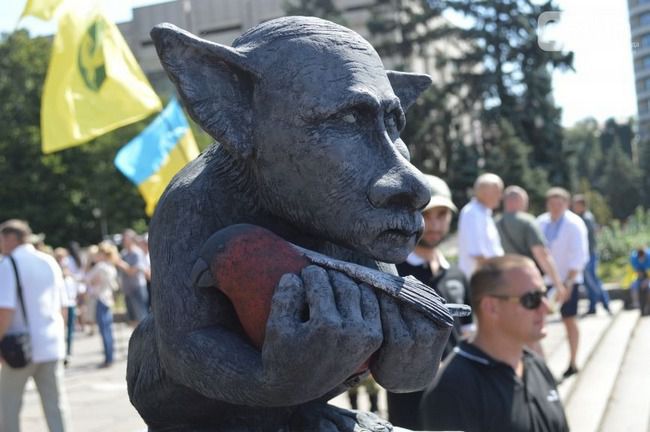 Пам'ятник "русскаго мира" з снігирем відкрили у Запоріжжі. У авторів поки немає потрібних документів, але вони отримують дозволи в Управлінні архітектури міста