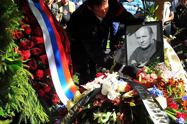 Льва Дурова поховали поряд з Людмилою Зикіною. У понеділок в Москві попрощалися з улюбленцем мільйонів глядачів.