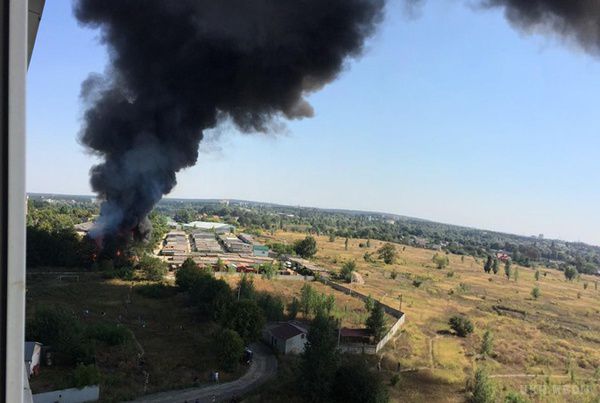У Бучі під Києвом горить і вибухає склад. На території Інституту скловолокна в селищі Буча під Києвом загорілися лакофарбові склади