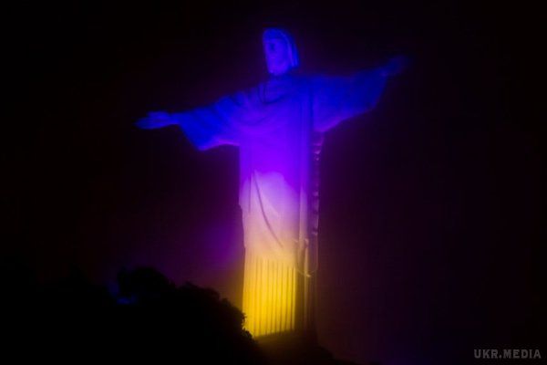 Засяяв синьо-жовтими кольорами Монумент Спасителя у Ріо-де-Жанейро. Таким чином монумент серед ночі засяяв національними барвами України. 
