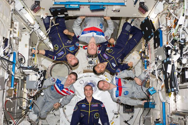 США і Росія не можуть домовитися навіть про те, що робити з сечею астронавтів. "Це був важкий рік для людей, що забезпечують роботу Міжнародної космічної станції (МКС)", - зазначає Джастін Бахман у статті для Bloomberg Businessweek . 