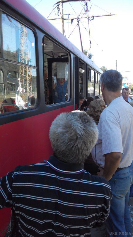 Харків'янин викинувся з вікна трамвая з-за любові (ФОТО). Курйозний випадок стався сьогодні в Харкові. Чоловік викинувся з вікна трамвая, який слідував за маршрутом №8.