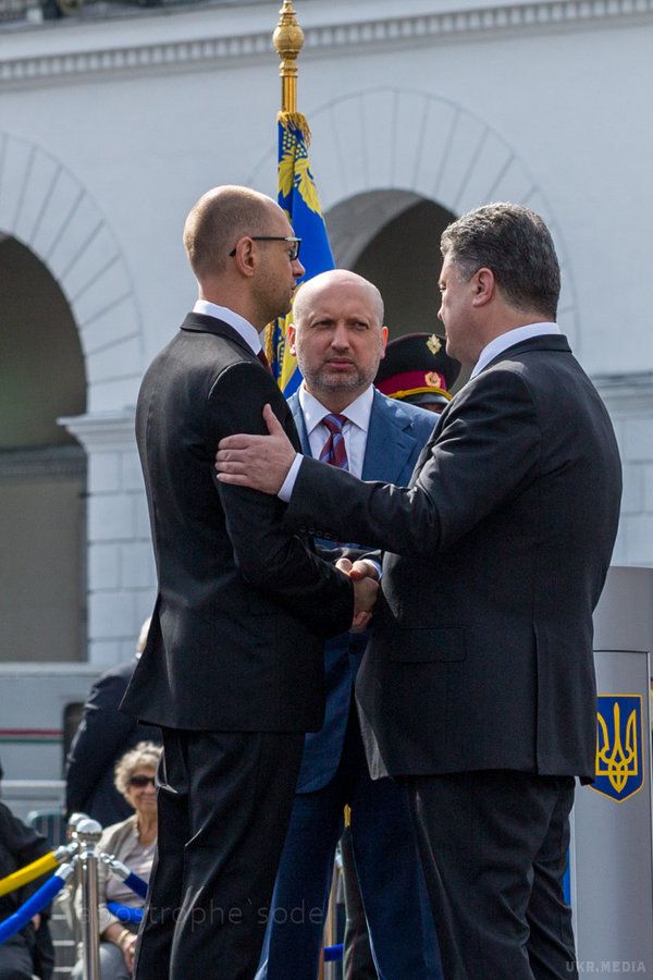 Хто намагається об'єднати Порошенко і Яценюка. Керівники фракцій Народний фронт і Блок Петра Порошенка зацікавлені в об'єднанні - подробиці про участь у цьому Турчинова.