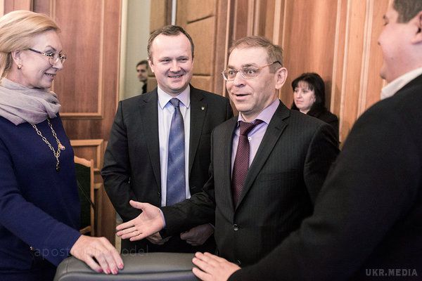 Хто намагається об'єднати Порошенко і Яценюка. Керівники фракцій Народний фронт і Блок Петра Порошенка зацікавлені в об'єднанні - подробиці про участь у цьому Турчинова.