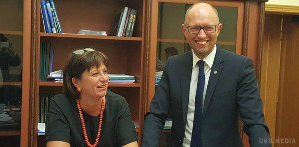 Яценюк скликав позачергове засідання Кабміну. Прем'єр анонсував "хороші фінансові новини" для країни