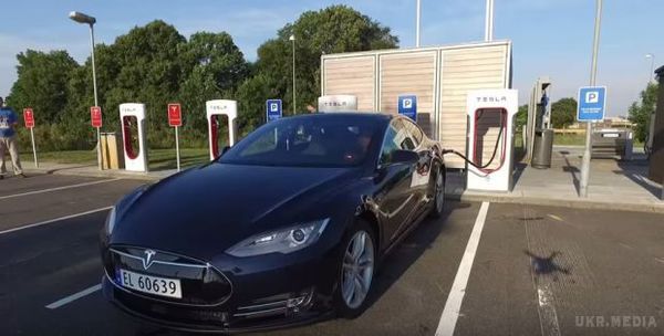 Новий світовий рекорд: Tesla проїхала більше 700 кілометрів на одному заряді (відео). Данці встановили новий світовий рекорд, змусивши свій електромобіль Tesla Model S P85D проїхати на одному заряді майже 730 км.