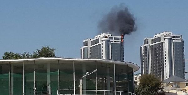 Одеса. Масштабна пожежа охопила висотний будинок в Аркадії (фото). Масштабна пожежа охопила 22-поверховий будинок в курортному районі Одеси-Аркадії.