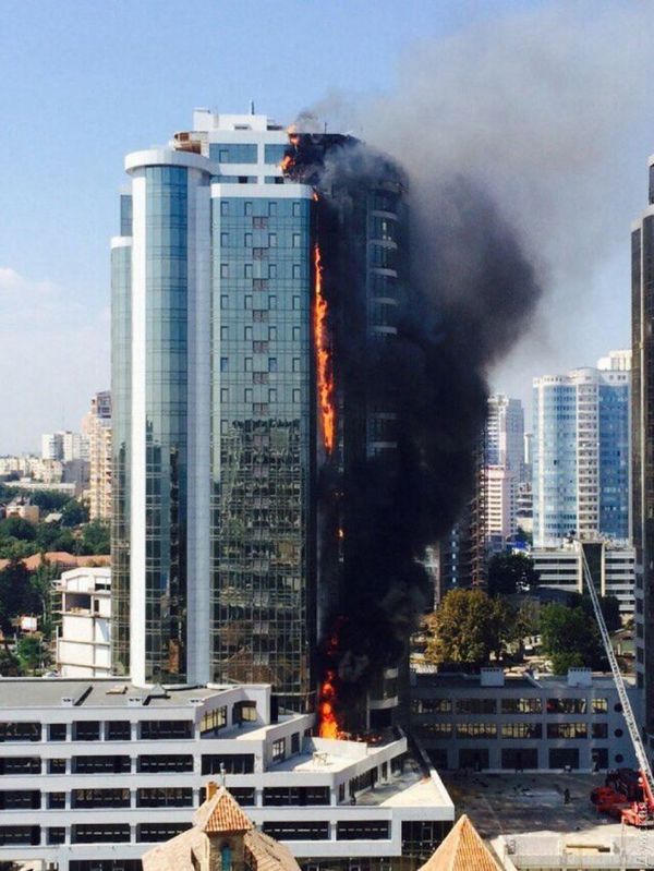 Одеса. Масштабна пожежа охопила висотний будинок в Аркадії (фото). Масштабна пожежа охопила 22-поверховий будинок в курортному районі Одеси-Аркадії.
