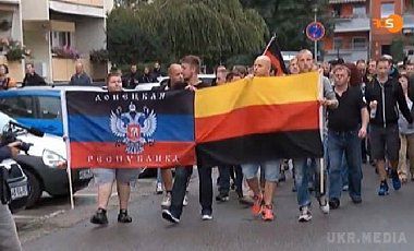 Німецькі неонаци вийшли на марш з прапором ДНР. "Коричневі пройшли у Heidenau з путінською символікою", - написав у своєму Facebook німецький журналіст Борис Райтшустер