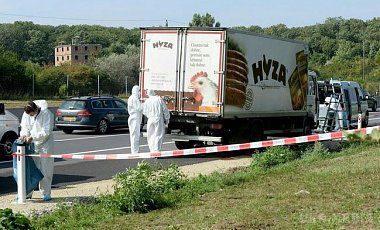 В Австрії знову виявили вантажівку з біженцями. На цей раз всі 26 нелегальних мігрантів, виявлені у кузові вантажівки, живі. Троє дітей доставлені в лікарню з обезводненням