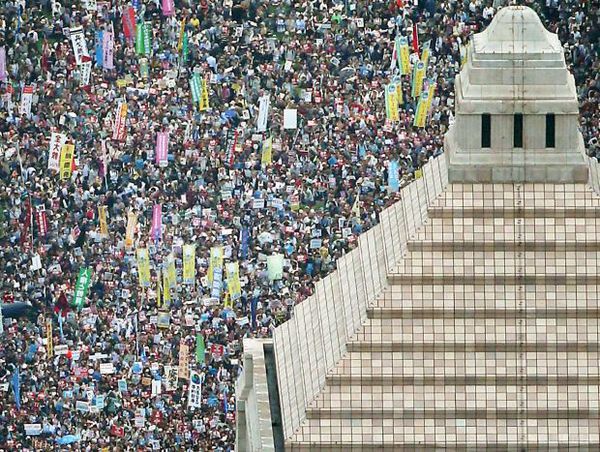  В Японії проти нової військової доктрини  протестували понад 100 тисяч людей (фото). У ряді міст Японії в неділю, 30 серпня, пройшли масові акції протесту проти планів уряду прийняти нову військову доктрину.