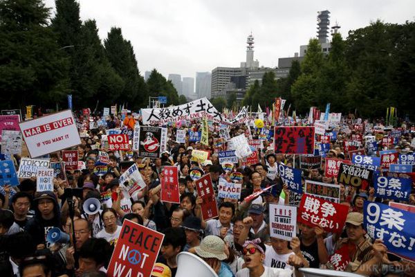  В Японії проти нової військової доктрини  протестували понад 100 тисяч людей (фото). У ряді міст Японії в неділю, 30 серпня, пройшли масові акції протесту проти планів уряду прийняти нову військову доктрину.