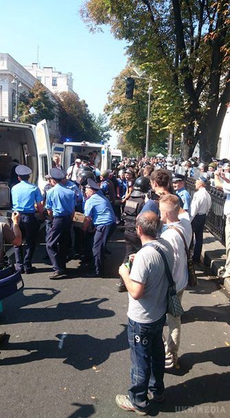 У міліцію під Верховною Радою кинули бойову гранату, десятки постраждалих (фото, відео 18+). Попередньо, постраждали більше 30 правоохоронців: у них поранення ніг, рук, очей, травми голови.