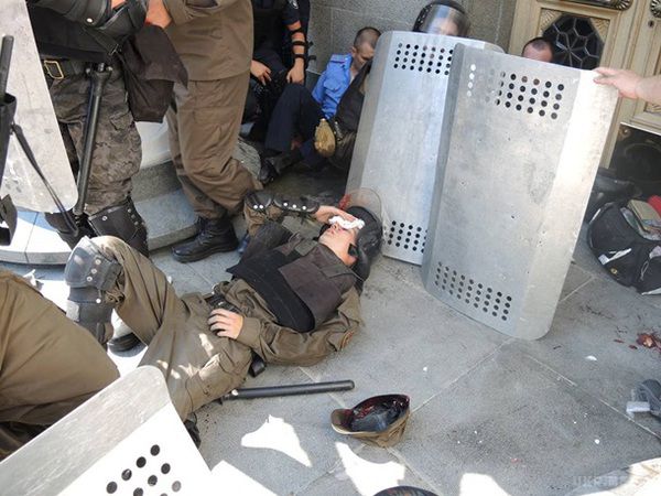 У міліцію під Верховною Радою кинули бойову гранату, десятки постраждалих (фото, відео 18+). Попередньо, постраждали більше 30 правоохоронців: у них поранення ніг, рук, очей, травми голови.
