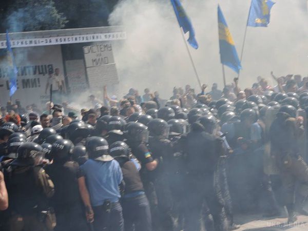 У міліцію під Верховною Радою кинули бойову гранату, десятки постраждалих (фото, відео 18+). Попередньо, постраждали більше 30 правоохоронців: у них поранення ніг, рук, очей, травми голови.