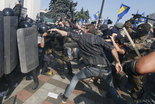 Громадян просять утриматися від поїздок у центр Києва. У Печерської райдержадміністрації столиці попереджають про загрози безпеки для киян у зв'язку з масовими акціями протесту