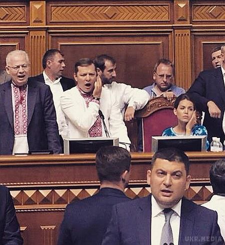 Як депутатка у наддорогій вишиванці президію блокувала. Депутатка від партії Олега Ляшка Олена Кошелєва зазвичай нагадує про себе не законопроектами, а дорогим вбранням у Раді чи невдалими відповідями на запитання журналістів.