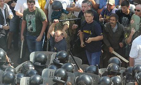 У столичні райвідділи міліції доставлено 20 свободівців. У київські районні відділення міліції доставлено 20 активістів, які могли брати участь у масових бійках з представниками правоохоронних органів під українським парламентом.