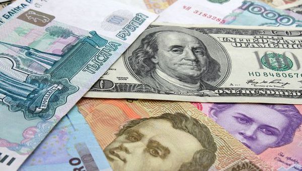 З 1 вересня основною валютою "ЛНР" стає російський рубль. Таке рішення прийняв так звана "рада міністрів ЛНР" 18 серпня.