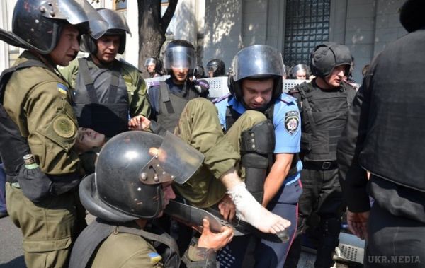 "Ми хотіли б подивитися в очі тому, хто кинув гранату і запитати: "Навіщо?" - постраждалі під Радою бійці Нацгвардії . Після зіткнень під Верховною Радою в понеділок, 31 серпня, у лікарнях Києва виявилося більш як 100 правоохоронців. 