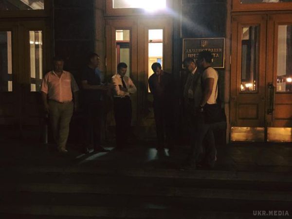 Зустрічі з Порошенко серед ночі вимагала Радикальна партія з-за того, що депутат від БПП "зламав ребро" їх колезі. Кілька народних депутатів від Радикальної партії у вівторок, 1 вересня, ввечері зібралися біля Адміністрації президента.