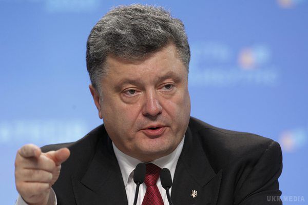 Порошенко: Українська армія до 2020 року повинна бути сумісна з арміями країн НАТО. Через нову військову доктрину "червоною ниткою проходить тема євроатлантичної інтеграції, заявив президент Петро Порошенко.