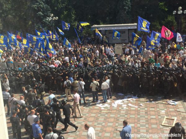 Експерти Stratfor заявили про знаходження української влади "між двох вогнів". З одного боку на Київ тиснуть Росія і бойовики, з іншого - націоналісти.