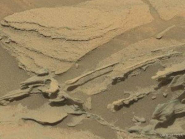 На знімку Марса виявлений дивний літаючий об'єкт: фото. Користувачі проаналізували знімки марсохода Curiosity, виявивши на одному з них дивний об'єкт левітує