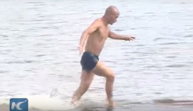 Шаоліньський чернець пробіг 125 метрів по воді (відео). Ши Лилянь не вперше ставить рекорди в дальності бігу по воді.