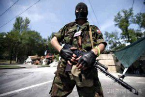 Терористи знову влаштували стрілянину в Донецьку. Спікер АПУ з питань АТО Олександр Мотузяник уточнив наші втрати під час вчорашнього розгрому мобільної групи по боротьбі з контрабандою під Щастям: 2 вбитих (волонтер і фіскал), 6 поранених.