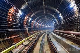 В харківській підземці пасажир намагався на ходу покинути потяг. У тунелі перед станцією метро "Проспект Гагаріна" зупинився потяг.
