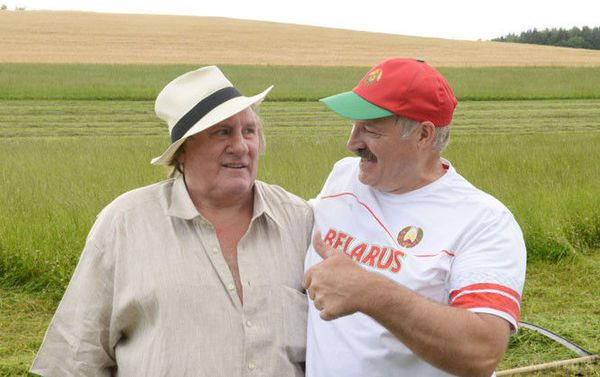 Жерар Депардьє віддав перевагу Росії Білорусії. Лукашенко навчив француза косити траву