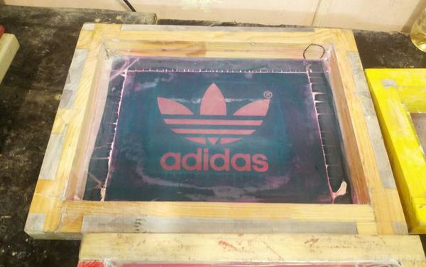 В Одесі виявлено підпільний цех з пошиття одягу Adidas, Nike і Columbia і 32 в'єтнамця. . Прикордонники виявили та вилучили 20 верстатів для пошиття одягу