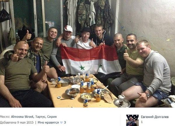 Солдати армії РФ масово публікують фото із Сирії. З фотографій, опублікованих на своїх сторінках у соціальних медіа російськими військовими, "яких у Сирії немає", можна зробити висновки не лише про географію їх проникнення в цю країну, але і про чисельний склад.