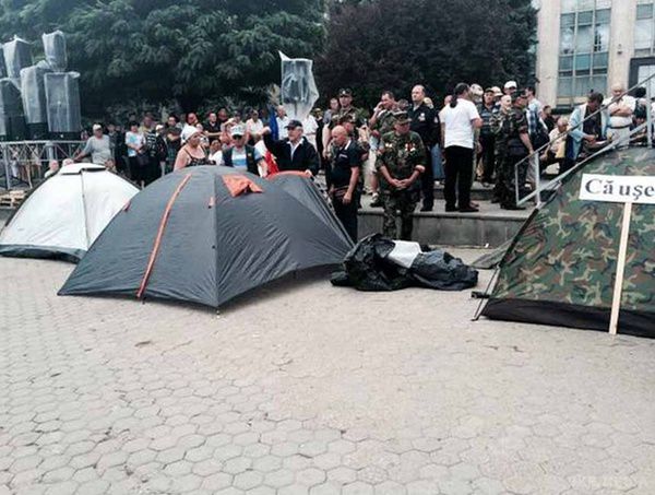 У центрі Кишинева з'явилося наметове містечко. У Кишиневі біля будівлі уряду Молдови протестувальники розбили намети. 