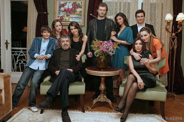 "Заборонена любов": новий турецький серіал на 1+1 . В понеділок 7 вересня на 1+1 розпочнеться показ найпопулярнішого турецького серіалу 2000-х "Заборонена любов".